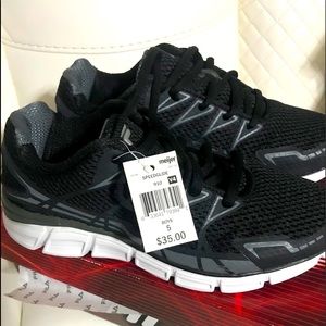 NWT*BOYS FILA SIZE 5